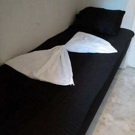 In - Hb9 Bed In Mixed Capsule Pensión *